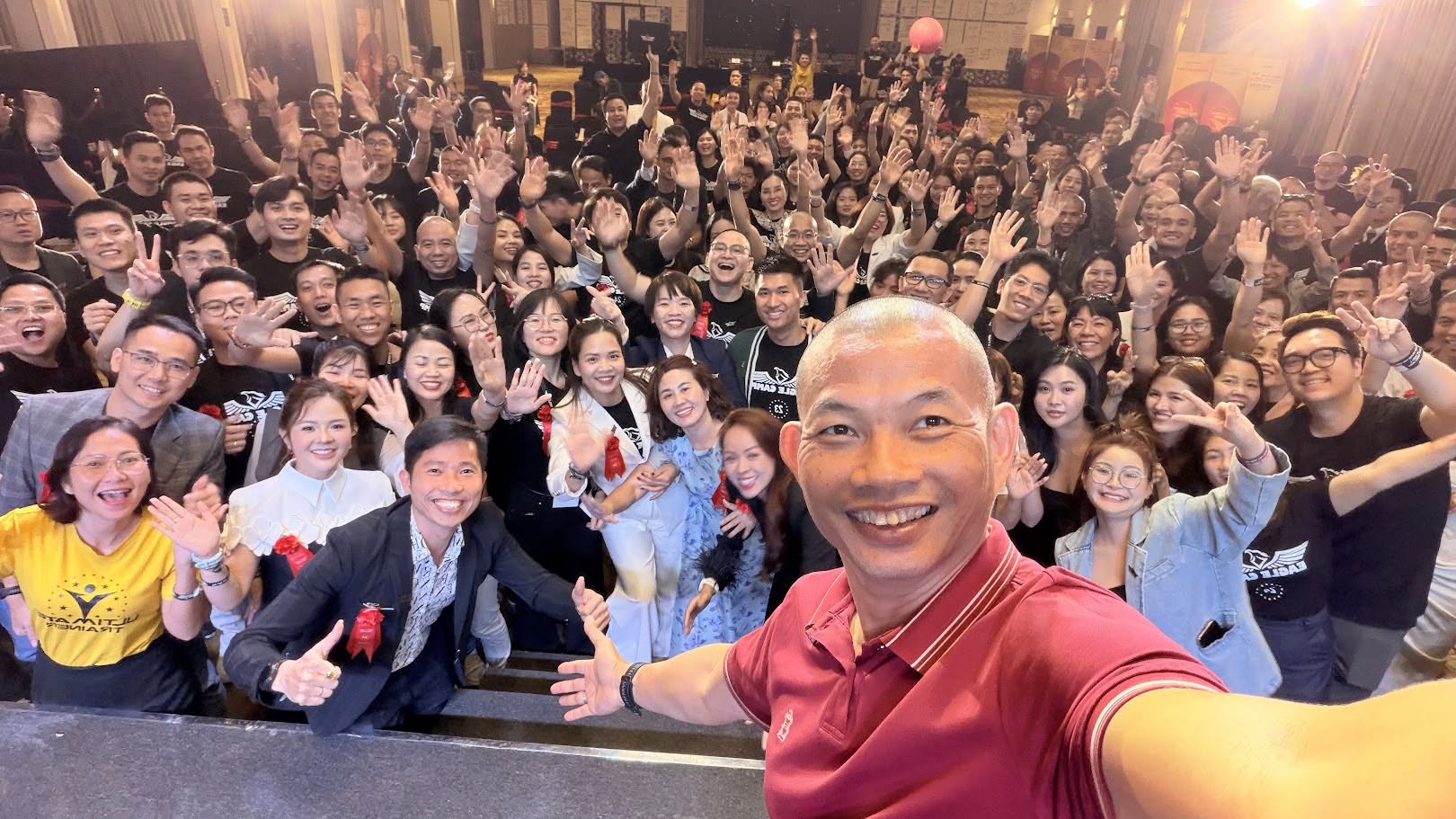 Thầy Phạm Thành Long chụp ảnh cùng cả lớp học viên khóa IPS
