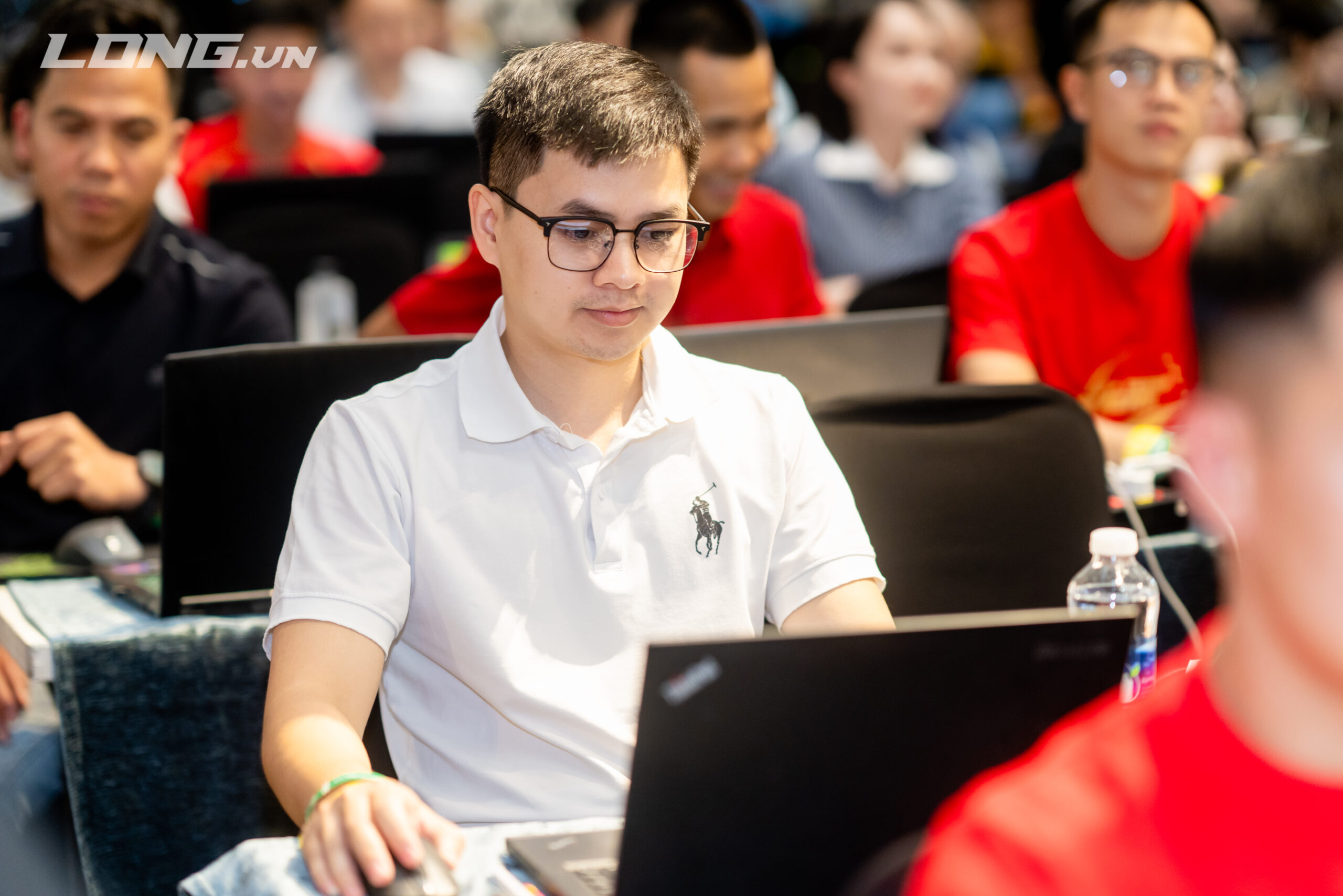 Vũ Đình Tuấn tập trung làm bài tập trên laptop trong khóa học IPS