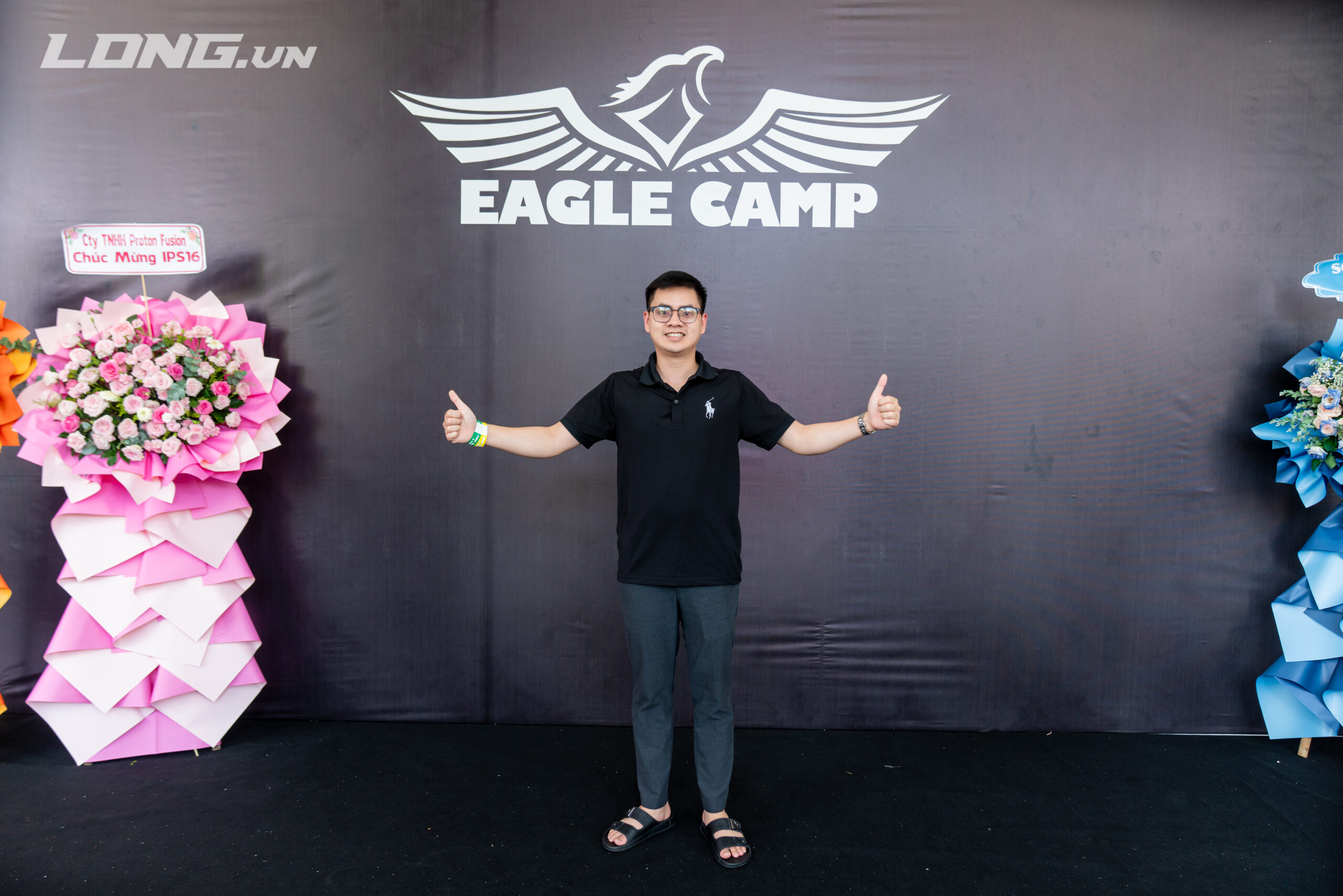 Vũ Đình Tuấn giơ hai ngón tay cái tại Eagle Camp sau khóa học IPS