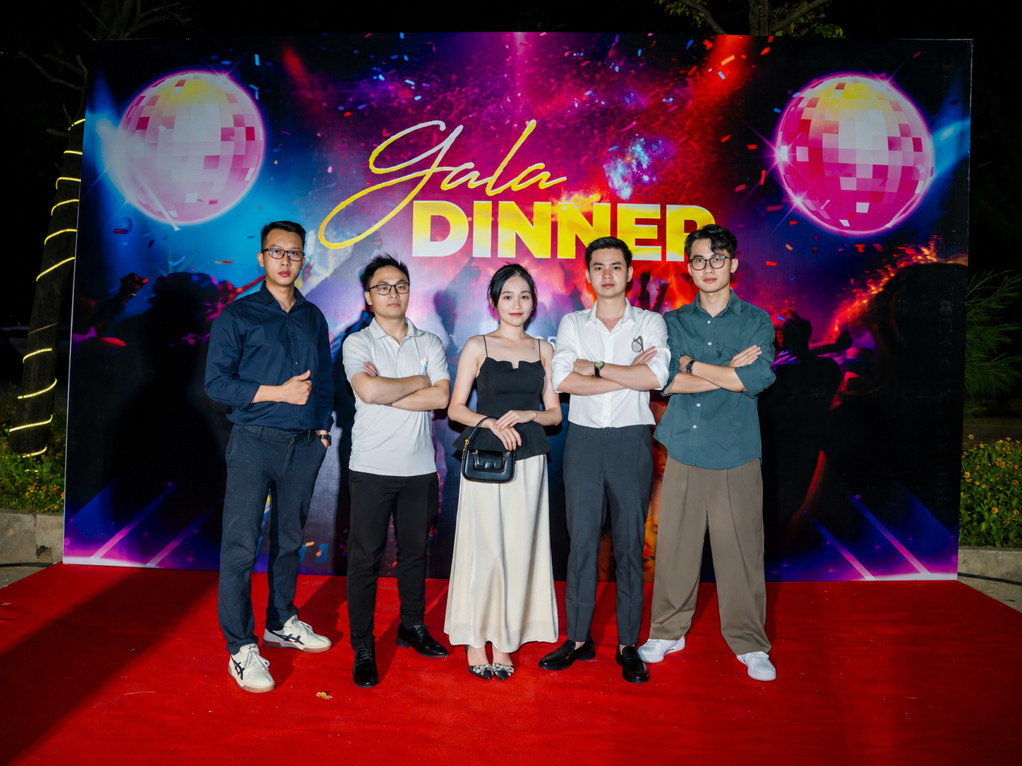 Vũ Đình Tuấn cùng đội nhóm chụp ảnh tại đêm Gala Dinner