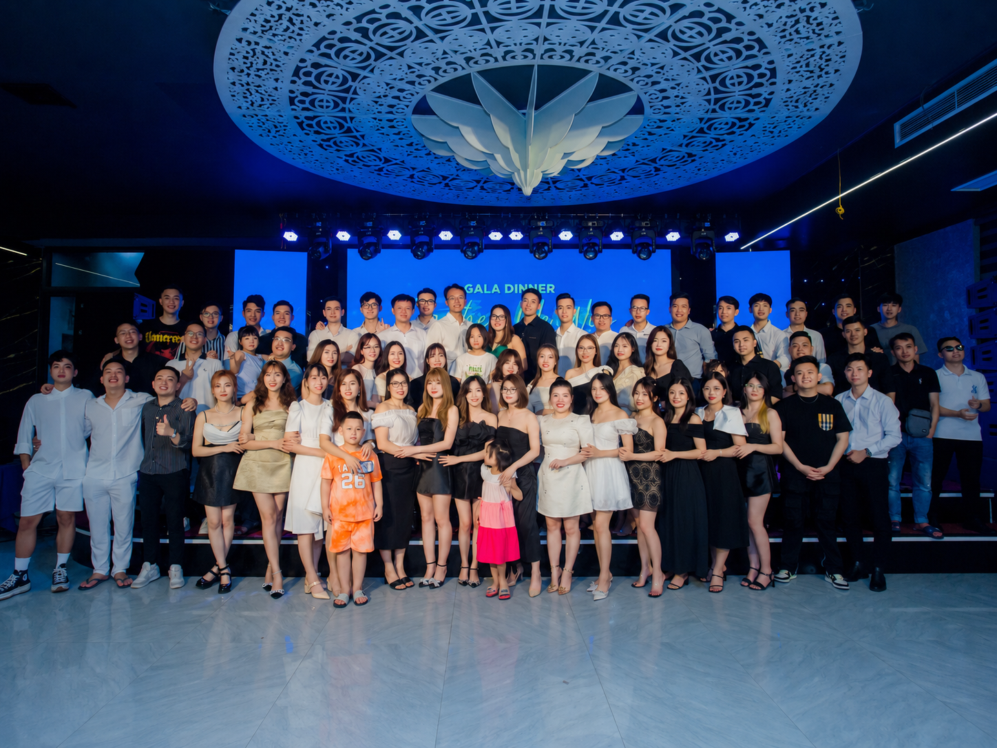 Vũ Đình Tuấn và toàn thể đội nhóm trong sự kiện Gala Dinner